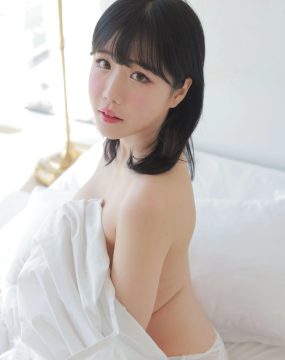 韩网可爱性感网红Addielyn – Topless Girl