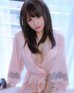 萌妹子Nyako喵子 – 妄想彼女との同棲生活 之 粉嫩丝绸睡衣